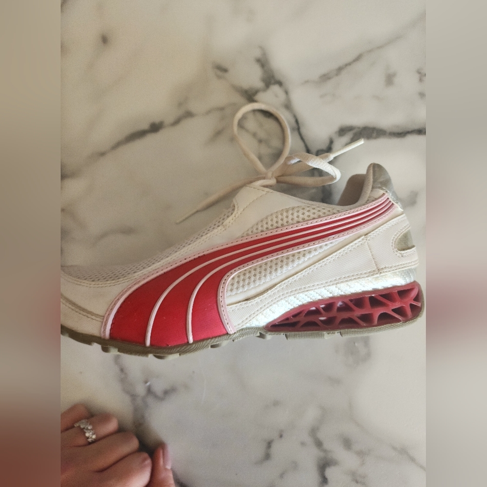 Womens PUMA tennis shoes